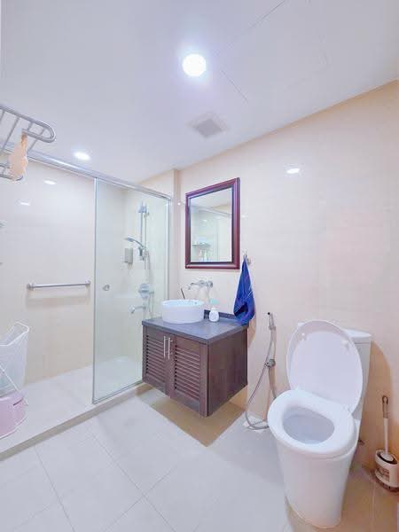 Freehold 2.5 Sty Inter Terrace for Sale!, Golden Hill Estate / Burghley Drive / Li Hwan / Cardiff Grove, Hougang / Punggol / Sengkang, 5 Bedrooms, 2,800 sqft, Terraced House For Sale, by Nicholas Lim, 500273650 - Bathroom - PropertyGuru.com.sg