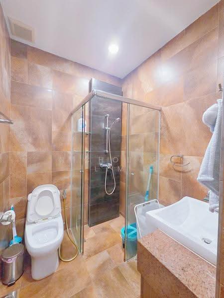 Freehold 2.5 Sty Inter Terrace for Sale!, Golden Hill Estate / Burghley Drive / Li Hwan / Cardiff Grove, Hougang / Punggol / Sengkang, 5 Bedrooms, 2,800 sqft, Terraced House For Sale, by Nicholas Lim, 500273650 - Bathroom - PropertyGuru.com.sg