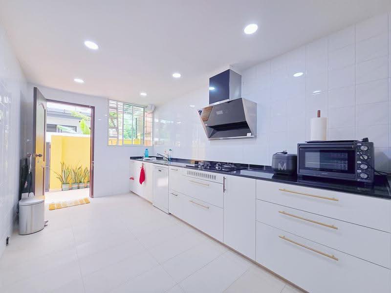 Freehold 2.5 Sty Inter Terrace for Sale!, Golden Hill Estate / Burghley Drive / Li Hwan / Cardiff Grove, Hougang / Punggol / Sengkang, 5 Bedrooms, 2,800 sqft, Terraced House For Sale, by Nicholas Lim, 500273650 - Kitchen - PropertyGuru.com.sg