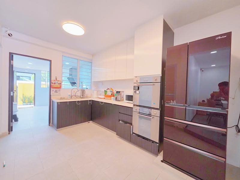 Freehold 2.5 Sty Inter Terrace for Sale!, Golden Hill Estate / Burghley Drive / Li Hwan / Cardiff Grove, Hougang / Punggol / Sengkang, 5 Bedrooms, 2,800 sqft, Terraced House For Sale, by Nicholas Lim, 500273650 - Kitchen - PropertyGuru.com.sg