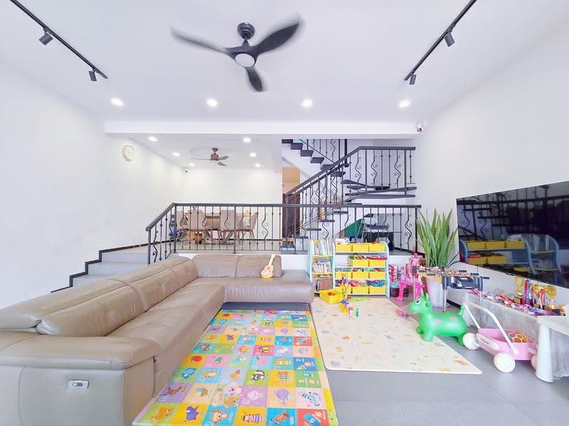 Freehold 2.5 Sty Inter Terrace for Sale!, Golden Hill Estate / Burghley Drive / Li Hwan / Cardiff Grove, Hougang / Punggol / Sengkang, 5 Bedrooms, 2,800 sqft, Terraced House For Sale, by Nicholas Lim, 500273650 - Living Room - PropertyGuru.com.sg