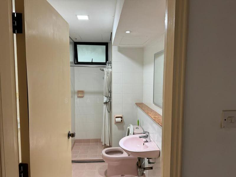 Fernwood Towers, 22 Fernwood Terrace, East Coast / Marine Parade, 3 Bedrooms, 1,636 sqft, Condominium For Rent, by Shalene Ng, 500273664 - Bathroom - PropertyGuru.com.sg