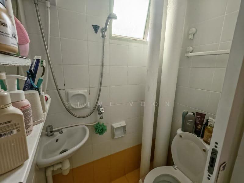 Queens, 12 Stirling Road, Alexandra / Commonwealth, Room Rental, 130 sqft, Condominium For Rent, by Steve Voon, 500273667 - Bathroom - PropertyGuru.com.sg