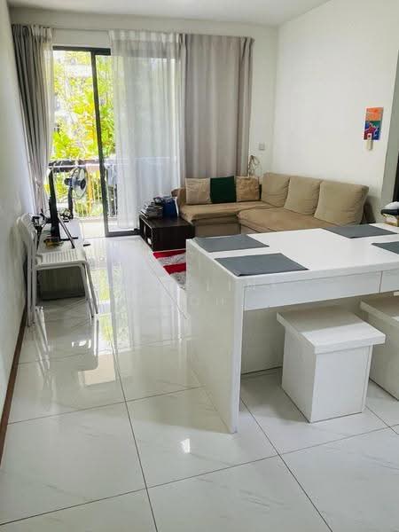 Palm Isles, 40 Flora Drive, Changi Airport / Changi Village, 2 Bedrooms, 807 sqft, Condominium For Rent, by Angeline Koh, 500273668 - Living Room - PropertyGuru.com.sg