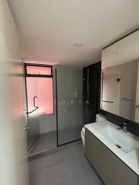 Cairnhill Astoria, 6A Cairnhill Rise, Orchard / River Valley, 2 Bedrooms, 1,744 sqft, Condominium For Rent, by Victoria C, 500273685 - Master Bathroom - PropertyGuru.com.sg
