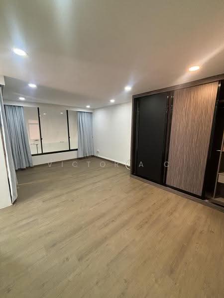 Cairnhill Astoria, 6A Cairnhill Rise, Orchard / River Valley, 2 Bedrooms, 1,744 sqft, Condominium For Rent, by Victoria C, 500273685 - Master Bedroom - PropertyGuru.com.sg