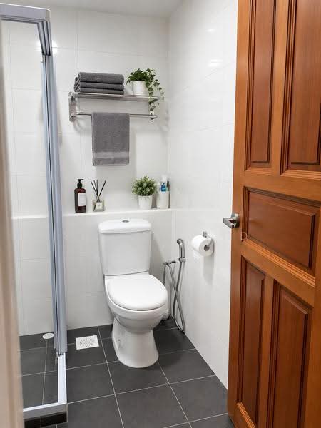 FINEST Rare Freehold Terrace in Mariam Way, Mariam Walk / Mariam Way / Mariam Close, Changi Airport / Changi Village, 5 Bedrooms, 3,500 sqft, Terraced House For Sale, by VINCENT LYE, 500273747 - Bathroom - PropertyGuru.com.sg