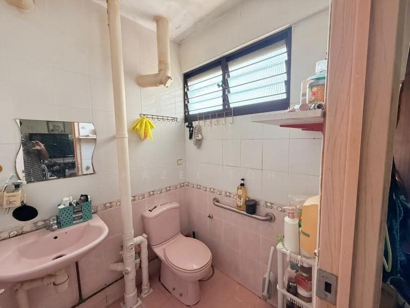 234 Yishun Street 21, 234 Yishun Street 21, Sembawang / Yishun, 3 Bedrooms, 979 sqft, HDB Flat For Sale, by Hazel Toh, 500273783 - Bathroom - PropertyGuru.com.sg