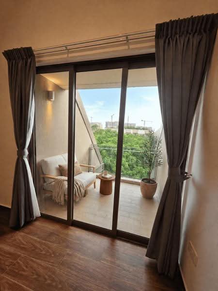 Parksuites, 18 Holland Grove Road, Tanglin / Holland / Bukit Timah, 2 Bedrooms, 1,173 sqft, Condominium For Rent, by Ee Lin Ong, 500273791 - Balcony - PropertyGuru.com.sg