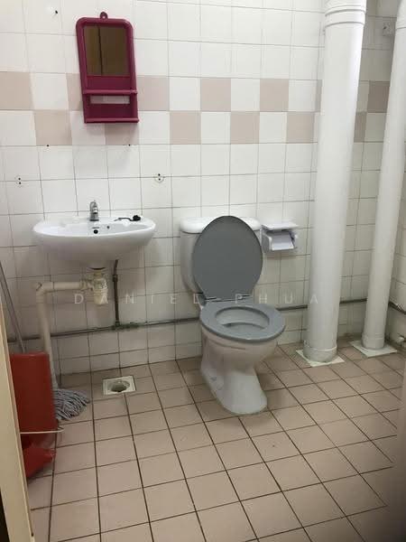 668A Jurong West Street 64, 668A Jurong West Street 64, Boon Lay / Jurong / Tuas, 3 Bedrooms, 969 sqft, HDB Flat For Rent, by Daniel Phua, 500273806 - Bathroom - PropertyGuru.com.sg