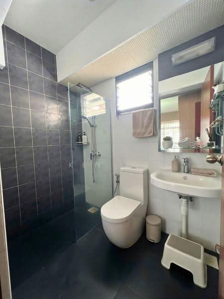 337C Tah Ching Road, 337C Tah Ching Road, Boon Lay / Jurong / Tuas, 3 Bedrooms, 1,012 sqft, HDB Flat For Sale, by Ken Lee, 500273816 - Bathroom - PropertyGuru.com.sg