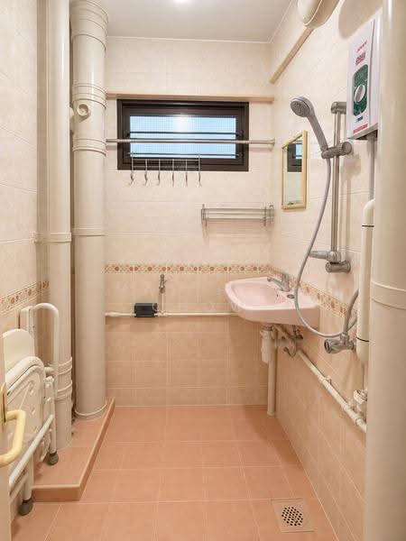 126 Lorong 1 Toa Payoh, 126 Lorong 1 Toa Payoh, Balestier / Toa Payoh, Room Rental, 120 sqft, HDB Flat For Rent, by Matthew Chow, 500273930 - Bathroom - PropertyGuru.com.sg