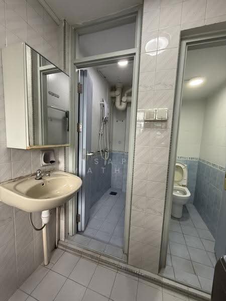 204 Toa Payoh North, 204 Toa Payoh North, Balestier / Toa Payoh, 3 Bedrooms, 936 sqft, HDB Flat For Rent, by Asaph Mathew, 500273954 - Bathroom - PropertyGuru.com.sg