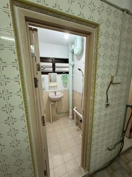 10 Haig Road, 10 Haig Road, East Coast / Marine Parade, 3 Bedrooms, 700 sqft, HDB Flat For Sale, by Alex Chuah, 500273993 - Bathroom - PropertyGuru.com.sg