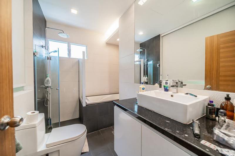 Clementi Park, 123 Sunset Way, Clementi Park / Upper Bukit Timah, 3 Bedrooms, 1,796 sqft, Condominium For Sale, by Izaac Fong, 500274023 - Bathroom - PropertyGuru.com.sg