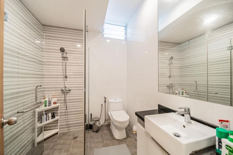 Clementi Park, 123 Sunset Way, Clementi Park / Upper Bukit Timah, 3 Bedrooms, 1,796 sqft, Condominium For Sale, by Izaac Fong, 500274023 - Bathroom - PropertyGuru.com.sg
