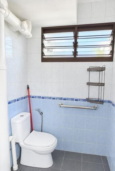 306 Clementi Avenue 4, 306 Clementi Avenue 4, Buona Vista / West Coast / Clementi New Town, 2 Bedrooms, 721 sqft, HDB Flat For Sale, by Yi Long Lim, 500274048 - Bathroom - PropertyGuru.com.sg