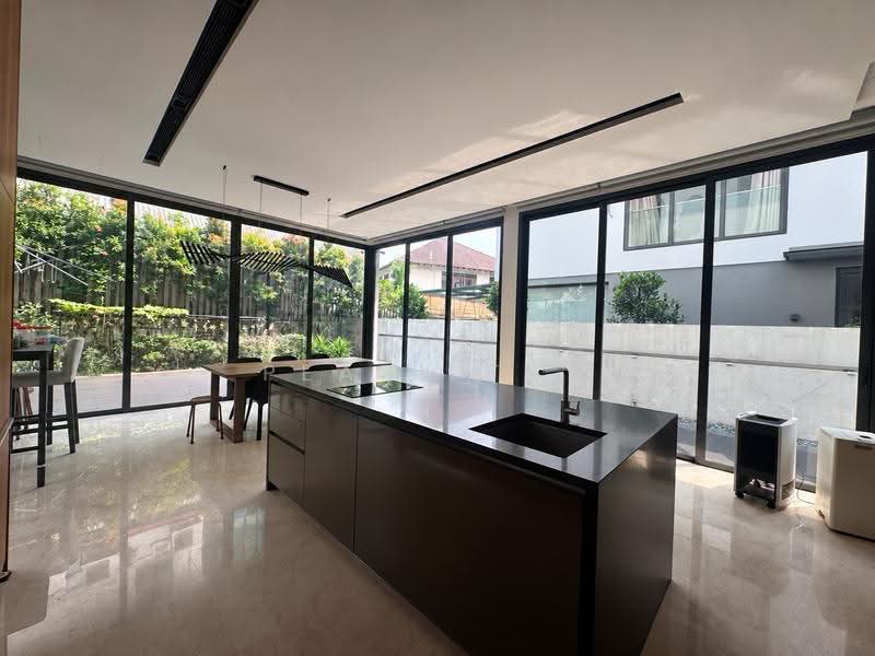 SOLE AGENT MODERN 3.5 STY DETACHED W BASEMENT/ POOL/ LIFT 1 KM NYPS/ RGPS, Watten / Shelford, Newton / Novena, 6 Bedrooms, 11,000 sqft, Detached House For Sale, by Pearl Tan, 500274059 - Kitchen - PropertyGuru.com.sg