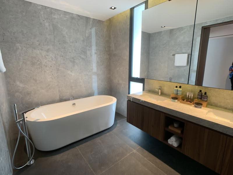 SOLE AGENT MODERN 3.5 STY DETACHED W BASEMENT/ POOL/ LIFT 1 KM NYPS/ RGPS, Watten / Shelford, Newton / Novena, 6 Bedrooms, 11,000 sqft, Detached House For Sale, by Pearl Tan, 500274059 - Bathroom - PropertyGuru.com.sg