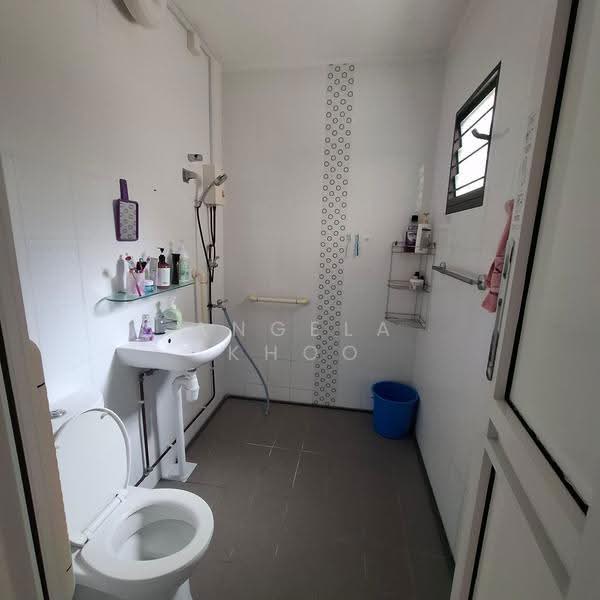 222 Tampines Street 24, 222 Tampines Street 24, Pasir Ris / Tampines, 3 Bedrooms, 1,108 sqft, HDB Flat For Sale, by Angela Khoo, 500274060 - Bathroom - PropertyGuru.com.sg