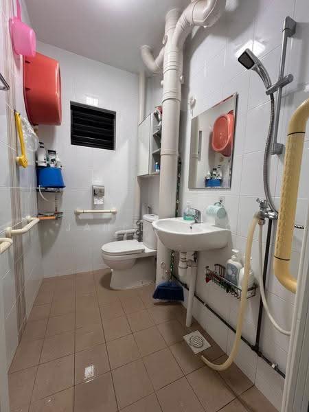 916 Jurong West Street 91, 916 Jurong West Street 91, Boon Lay / Jurong / Tuas, 2 Bedrooms, 786 sqft, HDB Flat For Sale, by Janelle Ho, 500274065 - Bathroom - PropertyGuru.com.sg