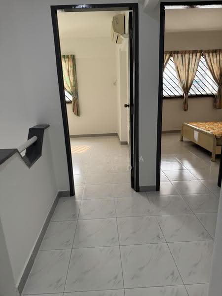 207 Choa Chu Kang Central, 207 Choa Chu Kang Central, Dairy Farm / Bukit Panjang / Choa Chu Kang, 3 Bedrooms, 1,430 sqft, HDB Flat For Rent, by Angela Khoo, 500274070 - Corridor - PropertyGuru.com.sg