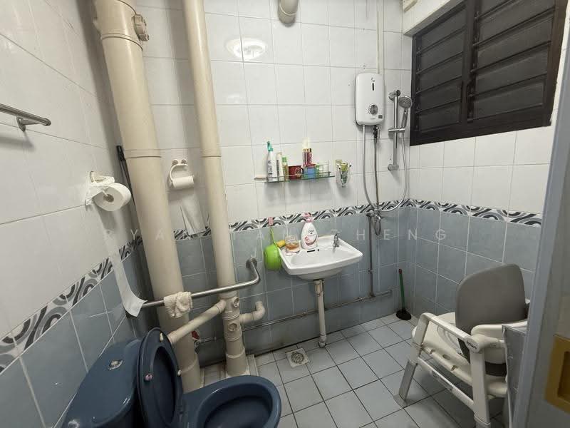 38 Upper Boon Keng Road, 38 Upper Boon Keng Road, Eunos / Geylang / Paya Lebar, Room Rental, 150 sqft, HDB Flat For Rent, by Ryan Tan Zheng Jie, 500274101 - Bathroom - PropertyGuru.com.sg