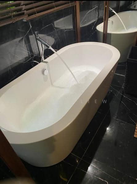 Serangoon Garden Estate, Burghley Drive, Hougang / Punggol / Sengkang, 6 Bedrooms, 4,500 sqft, Semi-Detached House For Rent, by Jeremy Liew, 500274137 - Bathroom - PropertyGuru.com.sg