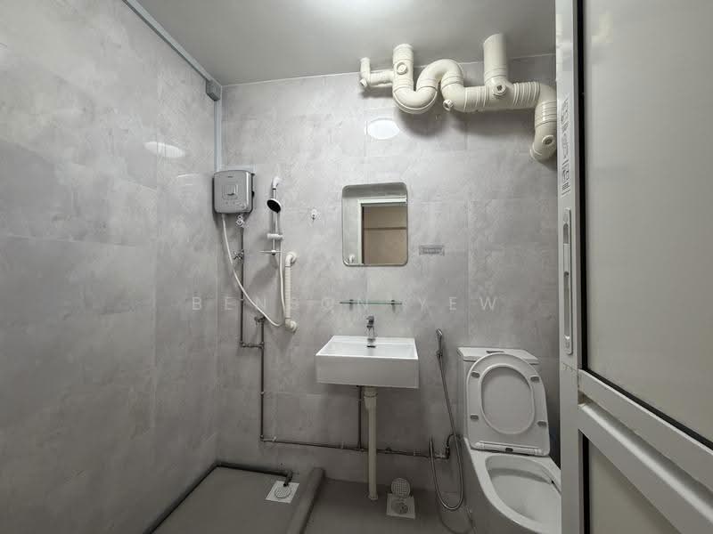 94C Bedok North Avenue 4, 94C Bedok North Avenue 4, Bedok / Upper East Coast, 3 Bedrooms, 1,539 sqft, HDB Flat For Rent, by Benson Yew, 500274141 - Master Bathroom - PropertyGuru.com.sg