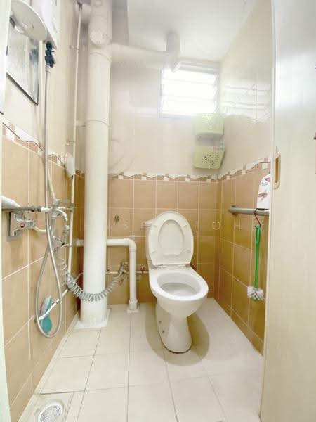 648 Ang Mo Kio Avenue 5, 648 Ang Mo Kio Avenue 5, Ang Mo Kio / Bishan / Thomson, 3 Bedrooms, 1,302 sqft, HDB Flat For Sale, by Jensen Toh 卓新智, 500274159 - Bathroom - PropertyGuru.com.sg