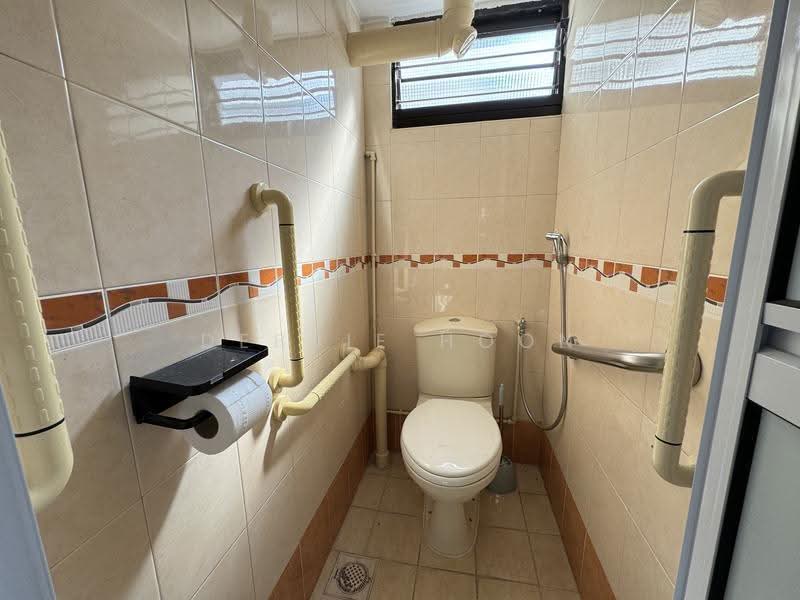 15 Ghim Moh Road, 15 Ghim Moh Road, Tanglin / Holland / Bukit Timah, 3 Bedrooms, 883 sqft, HDB Flat For Sale, by Debbie Hoon, 500274191 - Bathroom - PropertyGuru.com.sg