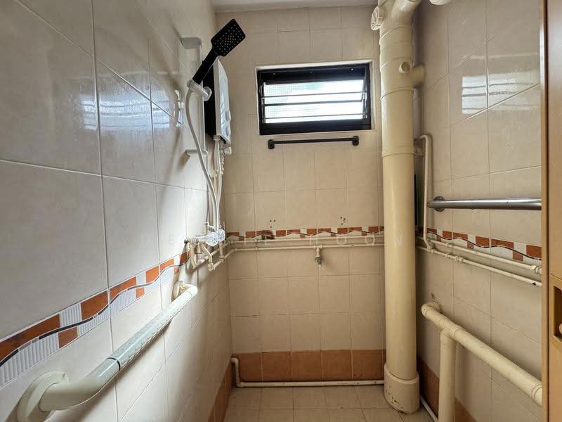 15 Ghim Moh Road, 15 Ghim Moh Road, Tanglin / Holland / Bukit Timah, 3 Bedrooms, 883 sqft, HDB Flat For Sale, by Debbie Hoon, 500274191 - Bathroom - PropertyGuru.com.sg