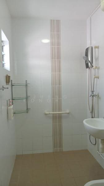 914 Jurong West Street 91, 914 Jurong West Street 91, Boon Lay / Jurong / Tuas, Room Rental, 150 sqft, HDB Flat For Rent, by Zheng Ronghua 郑荣华, 500274210 - Bathroom - PropertyGuru.com.sg