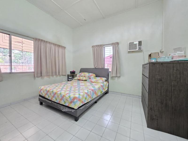 Original Single Storey Semi-D @ Upper Changi Road East - D16, Upper Changi Road East, Bedok / Upper East Coast, 3 Bedrooms, 2,000 sqft, Semi-Detached House For Sale, by Rama Mu, 500274211 - Bedroom - PropertyGuru.com.sg