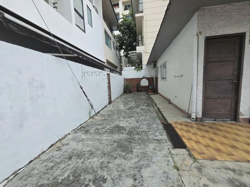 Original Single Storey Semi-D @ Upper Changi Road East - D16, Upper Changi Road East, Bedok / Upper East Coast, 3 Bedrooms, 2,000 sqft, Semi-Detached House For Sale, by Rama Mu, 500274211 - Exterior - PropertyGuru.com.sg