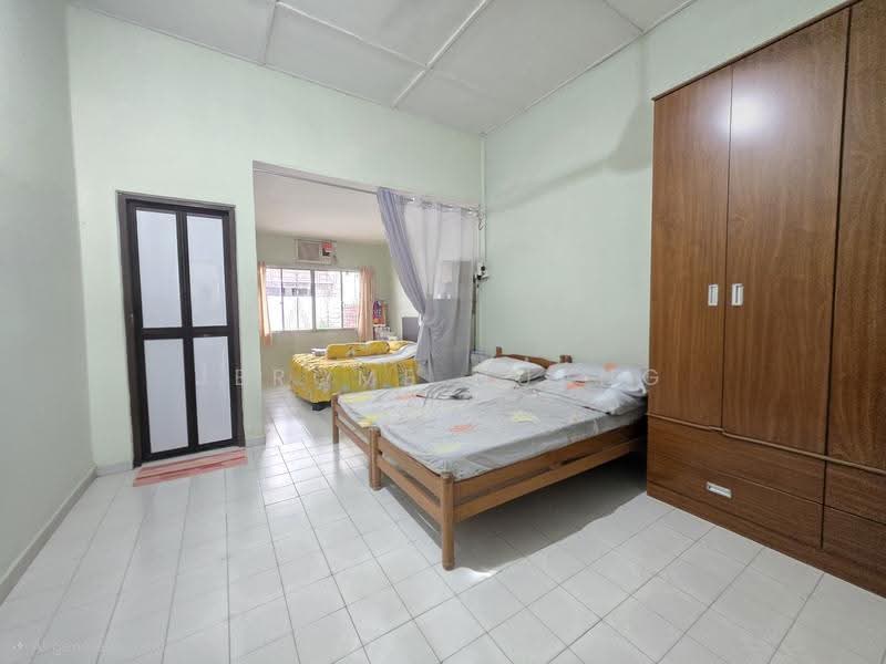 D16 - Upper Changi Road East an Original Single Storey Semi-D, Bedok / Upper East Coast, 3 Bedrooms, 2,000 sqft, Semi-Detached House For Sale, by Jerome Huang, 500274218 - Bedroom - PropertyGuru.com.sg