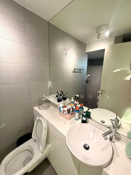 Regency Suites, 38 Kim Tian Road, Alexandra / Commonwealth, 2 Bedrooms, 1,000 sqft, Apartment For Rent, by Gina Tng, 500274254 - Bathroom - PropertyGuru.com.sg
