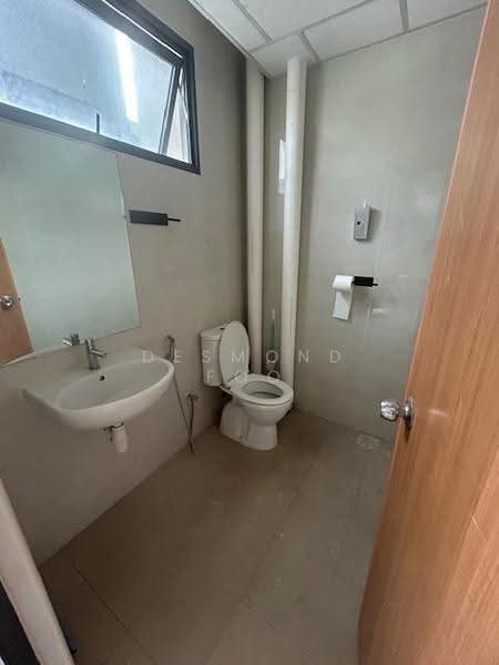 High ceiling light industrial | Attached toilet | Tai Seng MRT, Macpherson / Potong Pasir, 1,916 sqft, Light Industrial (B1) For Rent, by Desmond Foo, 500274295 - Bathroom - CommercialGuru.com.sg