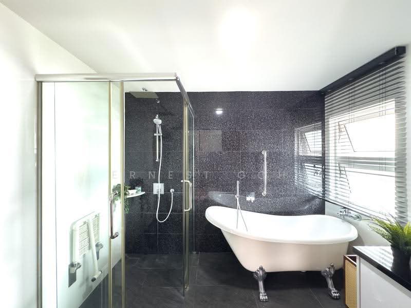 RENOVATED 3 Storey Semi-D, MOVE IN READY, WALK TO MRT, Bedok / Upper East Coast, 6 Bedrooms, 3,820 sqft, Corner Terrace For Sale, by Ernest Goh, 500274348 - Bathroom - PropertyGuru.com.sg