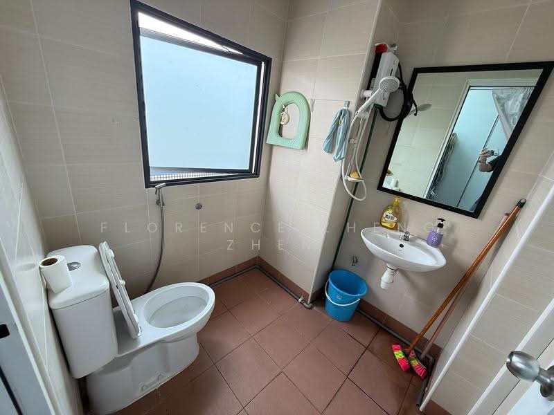 Tradehub 21, 18 Boon Lay Way, Boon Lay / Jurong / Tuas, 1,485 sqft, Light Industrial (B1) For Sale, by Florence Zheng Zhen, 500274375 - Bathroom - CommercialGuru.com.sg