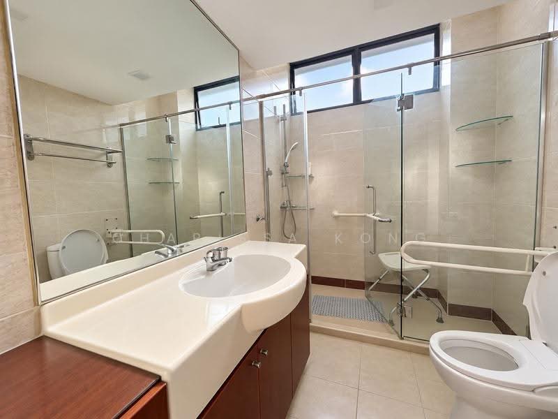 Mandarin Gardens, 1 Siglap Road, East Coast / Marine Parade, 3 Bedrooms, 2,024 sqft, Condominium For Sale, by Charissa Kong, 500274383 - Bathroom - PropertyGuru.com.sg