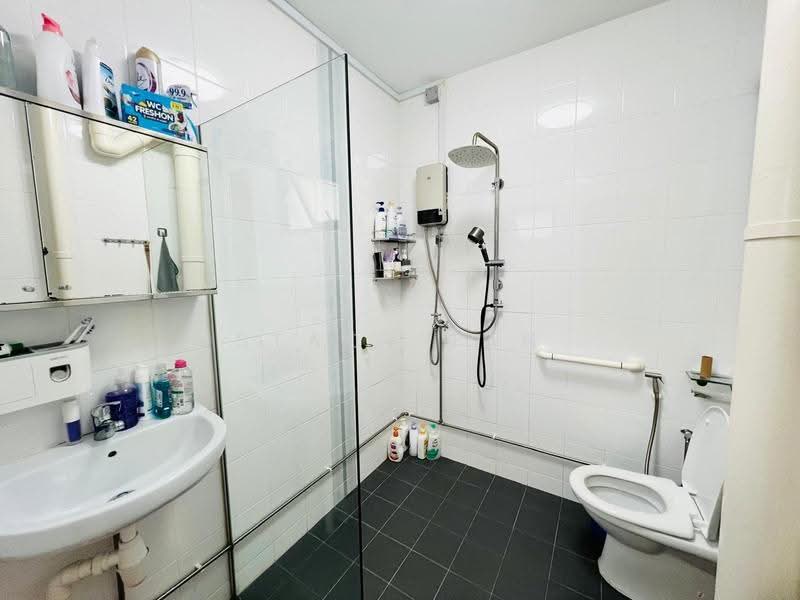 115 Bedok Reservoir Road, 115 Bedok Reservoir Road, Bedok / Upper East Coast, 3 Bedrooms, 1,615 sqft, HDB Flat For Sale, by Stacy Tan, 500274458 - Bathroom - PropertyGuru.com.sg