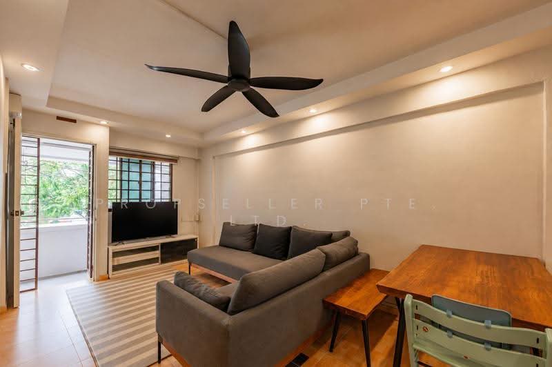 742 Yishun Avenue 5, 742 Yishun Avenue 5, Sembawang / Yishun, 2 Bedrooms, 721 sqft, HDB Flat For Sale, by ADNIX LIU, 500274568 - Living Room - PropertyGuru.com.sg