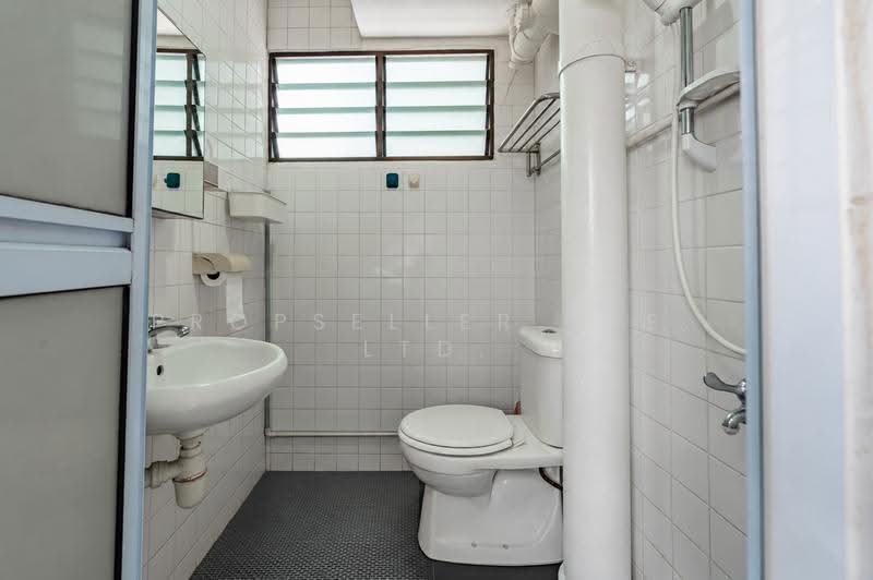 742 Yishun Avenue 5, 742 Yishun Avenue 5, Sembawang / Yishun, 2 Bedrooms, 721 sqft, HDB Flat For Sale, by ADNIX LIU, 500274568 - Bathroom - PropertyGuru.com.sg
