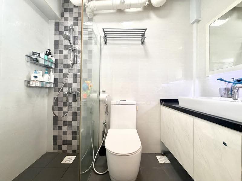 2A Boon Tiong Road, 2A Boon Tiong Road, Alexandra / Commonwealth, 3 Bedrooms, 1,076 sqft, HDB Flat For Sale, by Shawn Low, 500274587 - Master Bathroom - PropertyGuru.com.sg