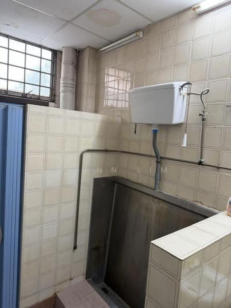 Pan Malayan Warehouse, 163 Ubi Avenue 4, Eunos / Geylang / Paya Lebar, 1,883 sqft, Light Industrial (B1) For Rent, by Fernn Lim, 500274659 - Bathroom - CommercialGuru.com.sg