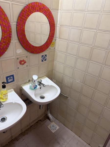 Pan Malayan Warehouse, 163 Ubi Avenue 4, Eunos / Geylang / Paya Lebar, 1,883 sqft, Light Industrial (B1) For Rent, by Fernn Lim, 500274659 - Bathroom - CommercialGuru.com.sg
