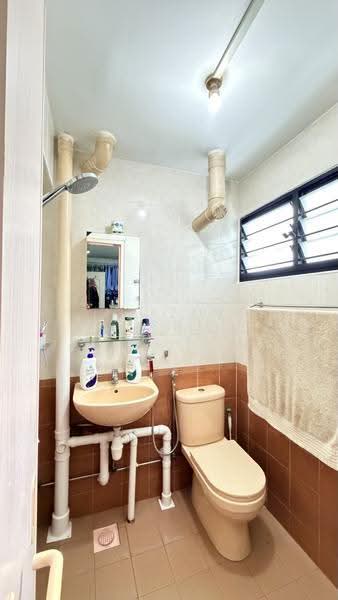 536 Jurong West Street 52, 536 Jurong West Street 52, Boon Lay / Jurong / Tuas, 2 Bedrooms, 721 sqft, HDB Flat For Sale, by Azizul Asri, 500274669 - Bathroom - PropertyGuru.com.sg