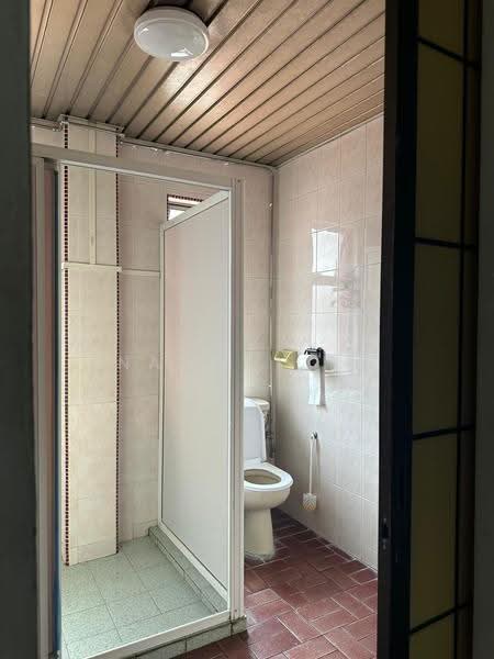 Semi-D in Macperson, Gate N, Bright, Big Garde, Macpherson / Potong Pasir, 4 Bedrooms, 2,200 sqft, Semi-Detached House For Sale, by Nancy Lim, 500274674 - Bathroom - PropertyGuru.com.sg