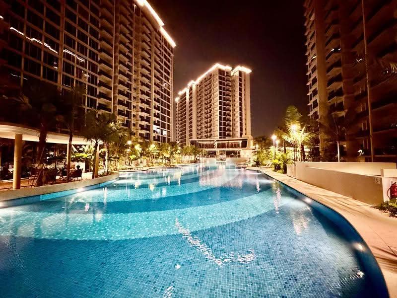 80M swimming pool (nigh view)